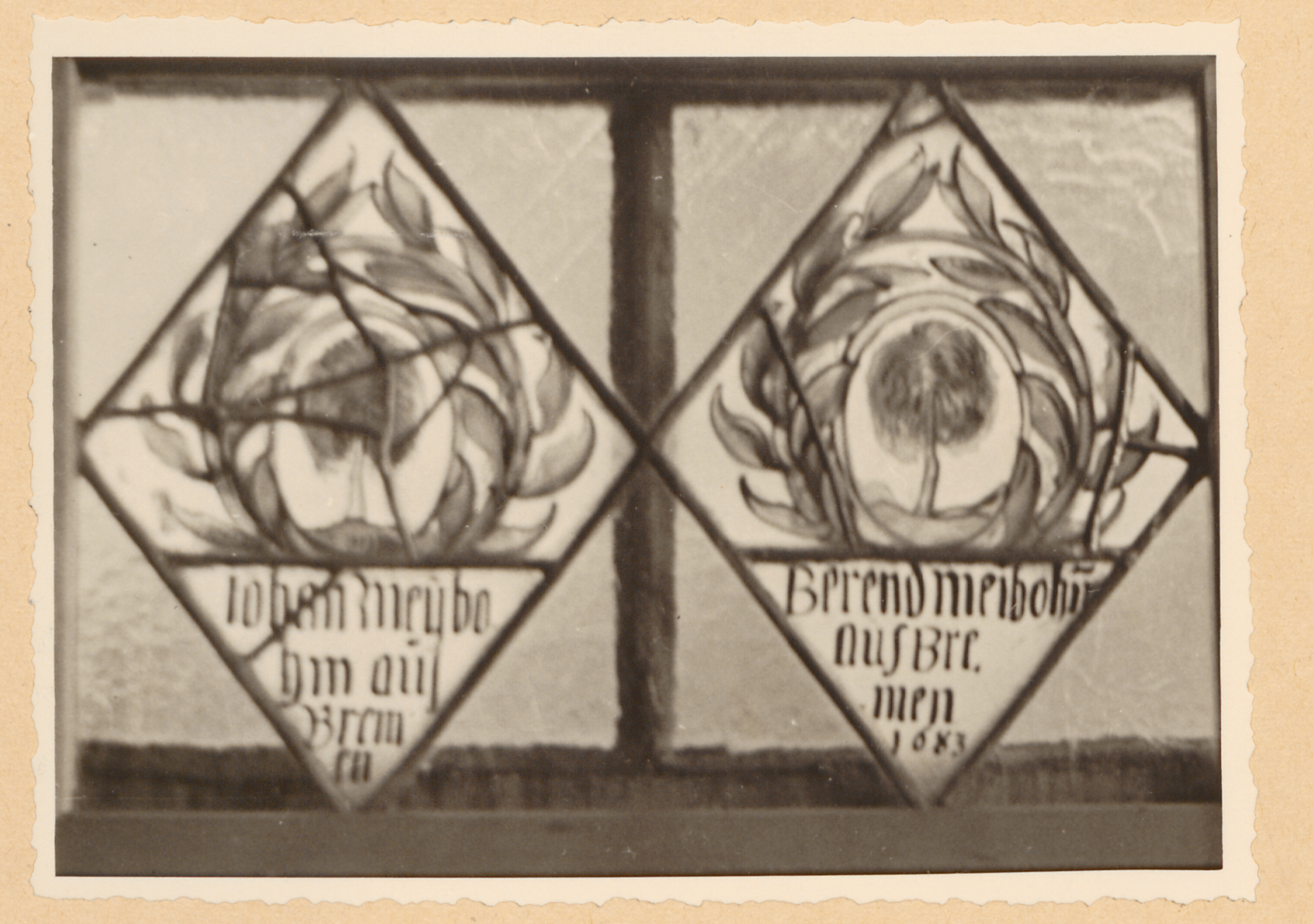 Zwei alte Kirchenfenster in Haustenbeck mit Inschrift zum Stifter
