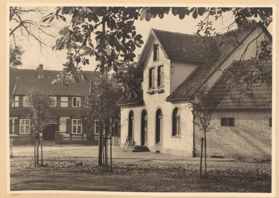 Blick auf den Schulplatz in Haustenbeck