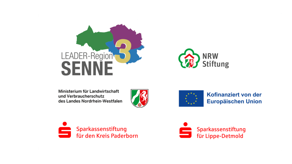 Auf einem grünen Banner mit einer Karte von Deutschland und dem Schriftzug „LEADER-Region 3 SENNE“ sind die Logos des Ministeriums für Landwirtschaft und Verbraucherschutz des Landes Nordrhein-Westfalen, der NRW-Stiftung, der von der Europäischen Union kofinanzierten Projekte sowie der Sparkassenstiftung für den Kreis Paderborn abgebildet.