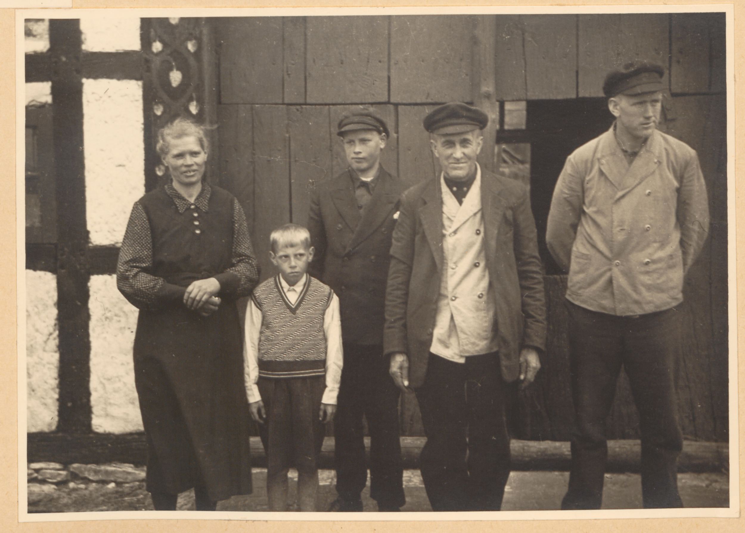 Fünf historisch gekleidete Personen stehen vor einem Fachwerkhaus, und strahlen ein Gefühl der Einheit und eines Zusammenhalt aus. Das Foto wurde am Tag der Umsiedlung aufgenommen.
